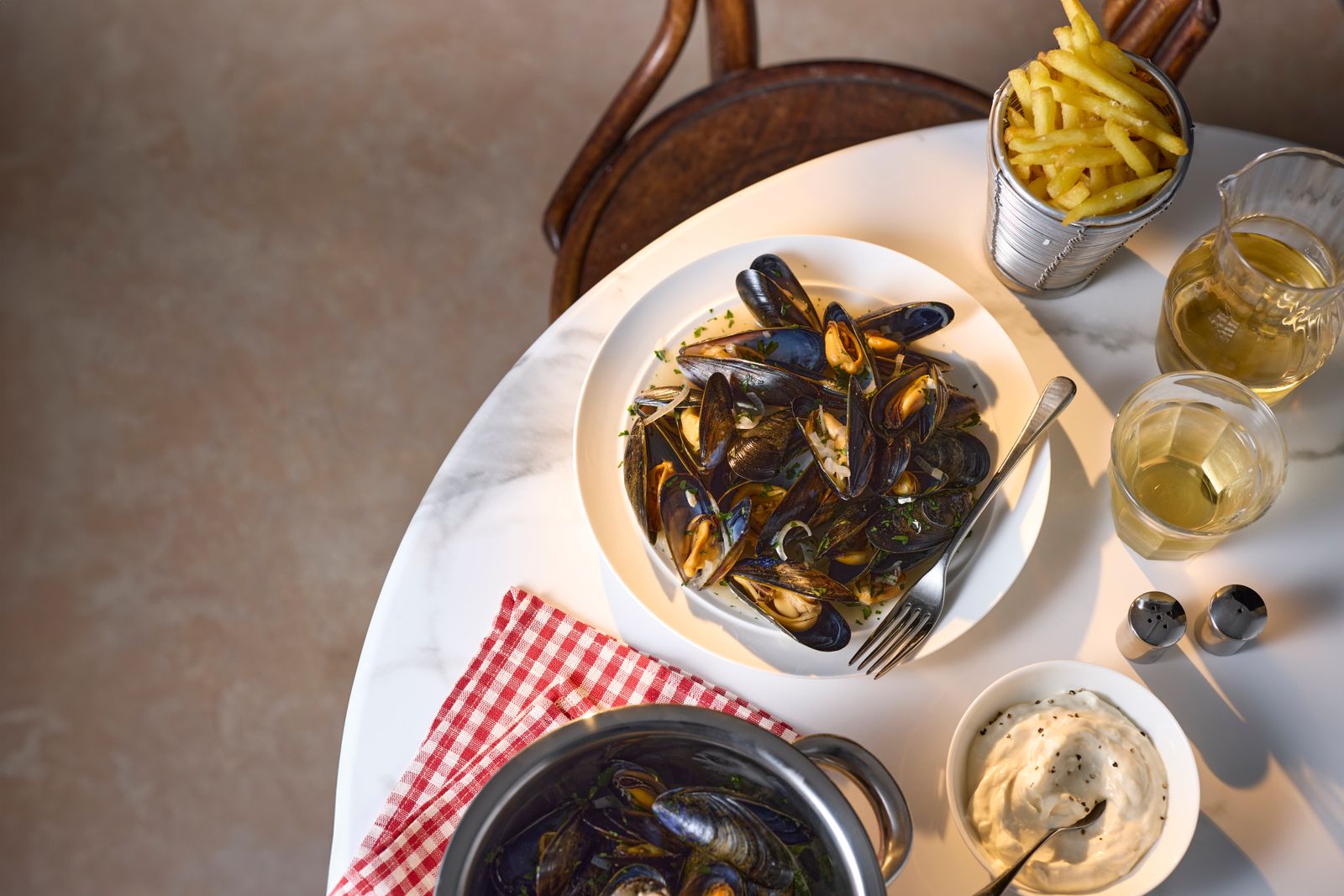 Mussels in a Parisian Bistro