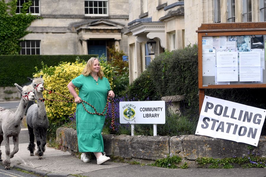 SANDIE RANDLE OF TIBBIWELL ALPACAS VOTING IN PAINSWICK GLOUCESTERSHIRE PAUL NICHOLLS.JPG