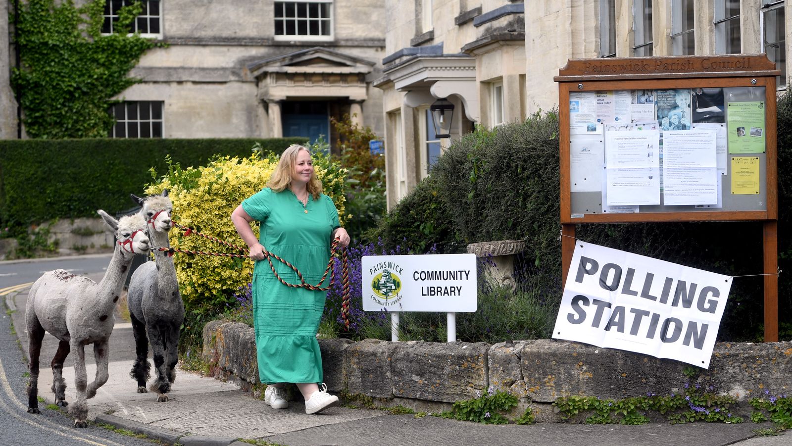 SANDIE RANDLE OF TIBBIWELL ALPACAS VOTING IN PAINSWICK GLOUCESTERSHIRE PAUL NICHOLLS.JPG