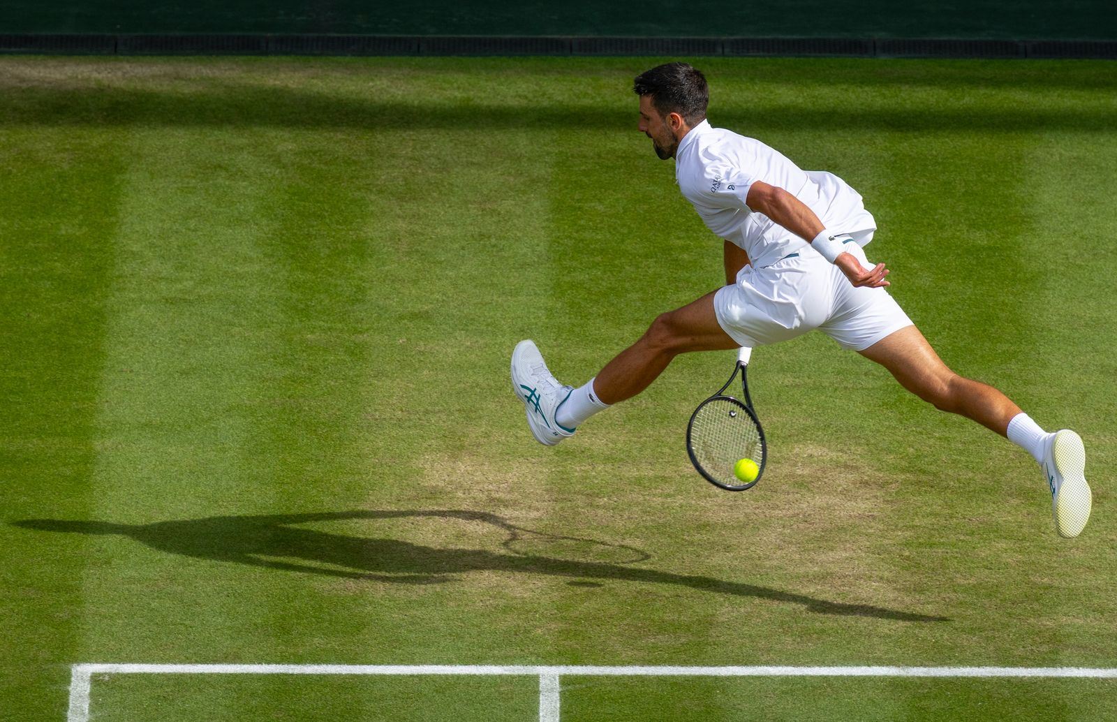 Novak Djokovic’s “tweener” at Wimbledon 2025